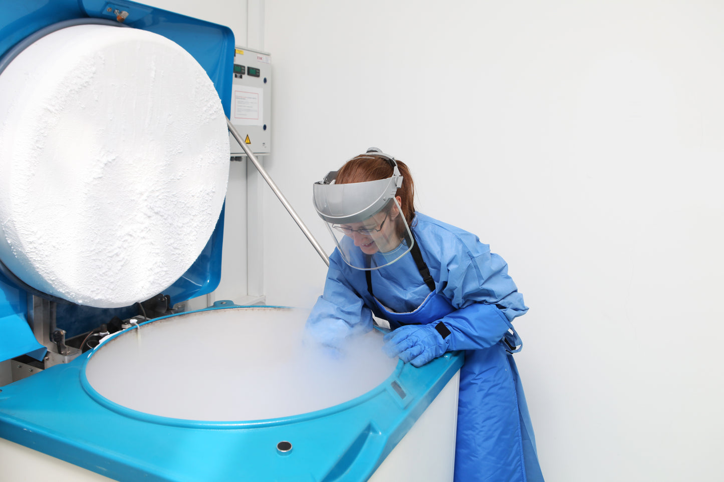 Double Waterproof Shoulder-Length Cryogenic Gloves.